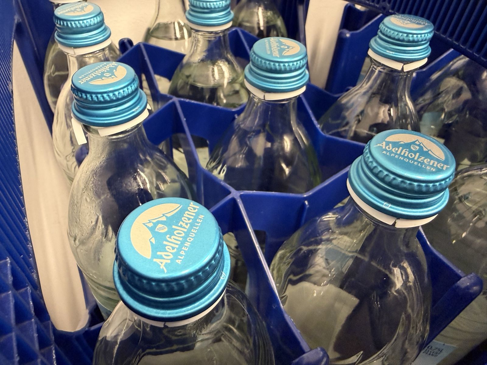 Kiste mit Mineralwasser in Glasflaschen
