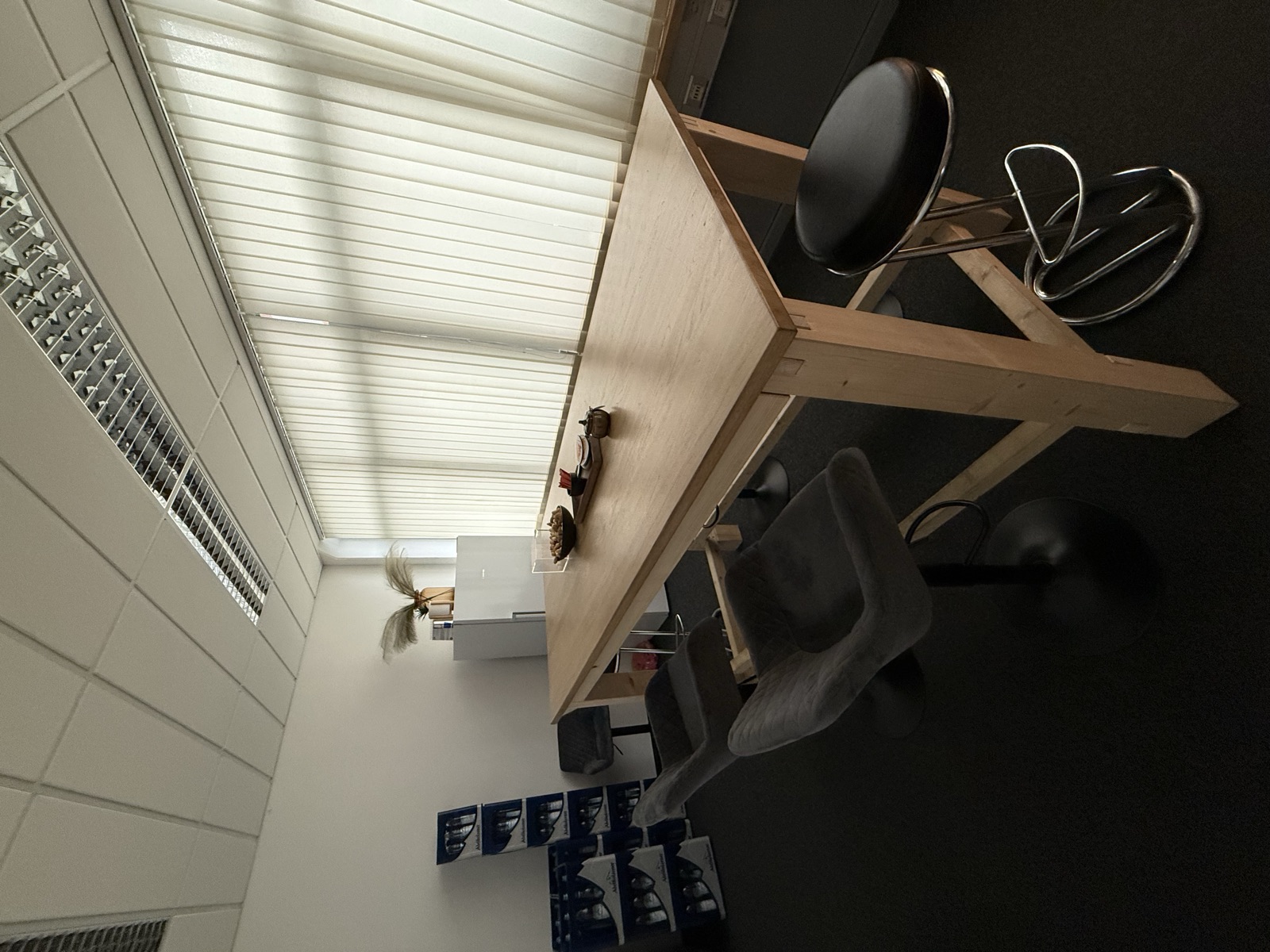 Pausenraum mit Stehtisch, Barhockern und Kühlschrank